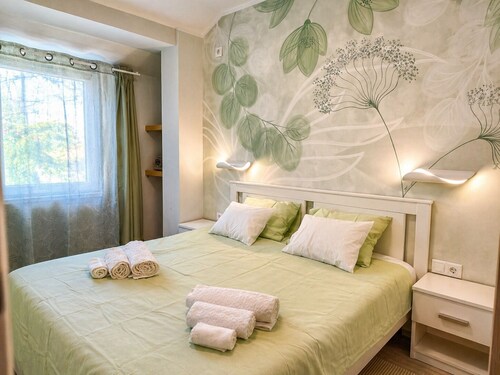 BnB37 New Apt | Free Gated CCTV Parking | Terrace | Near Budapest | Green Area