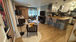 Smart TV, books - Whimsical 2-Bedroom Nest Near Downtown and the Waterfront (Washington)
