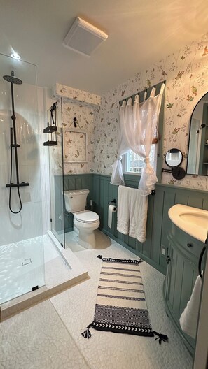 Shower, hair dryer, towels, soap - Whimsical 2-Bedroom Nest Near Downtown and the Waterfront (Washington)