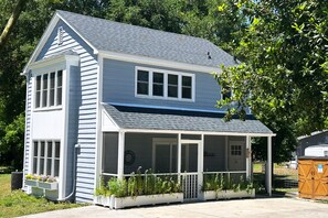 Exterior - Whimsical 2-Bedroom Nest Near Downtown and the Waterfront (Washington)