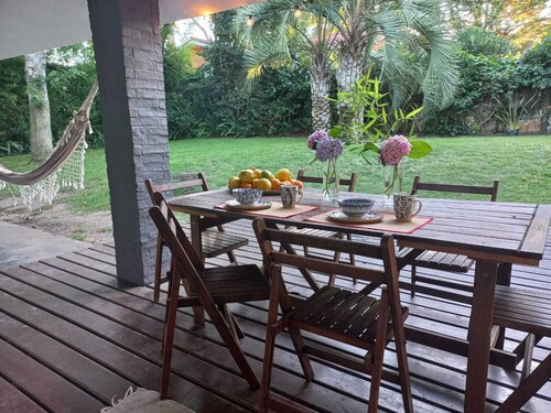 Tile villa in residential neighborhood, 3 minutes from the beach.