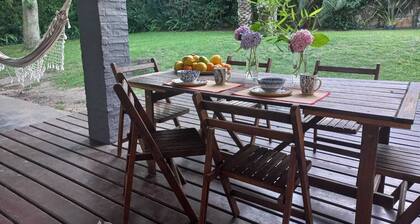 Tile villa in residential neighborhood, 3 minutes from the beach.