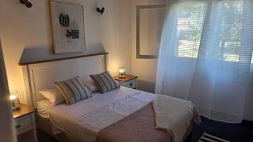 3 bedrooms, iron/ironing board, internet, bed sheets