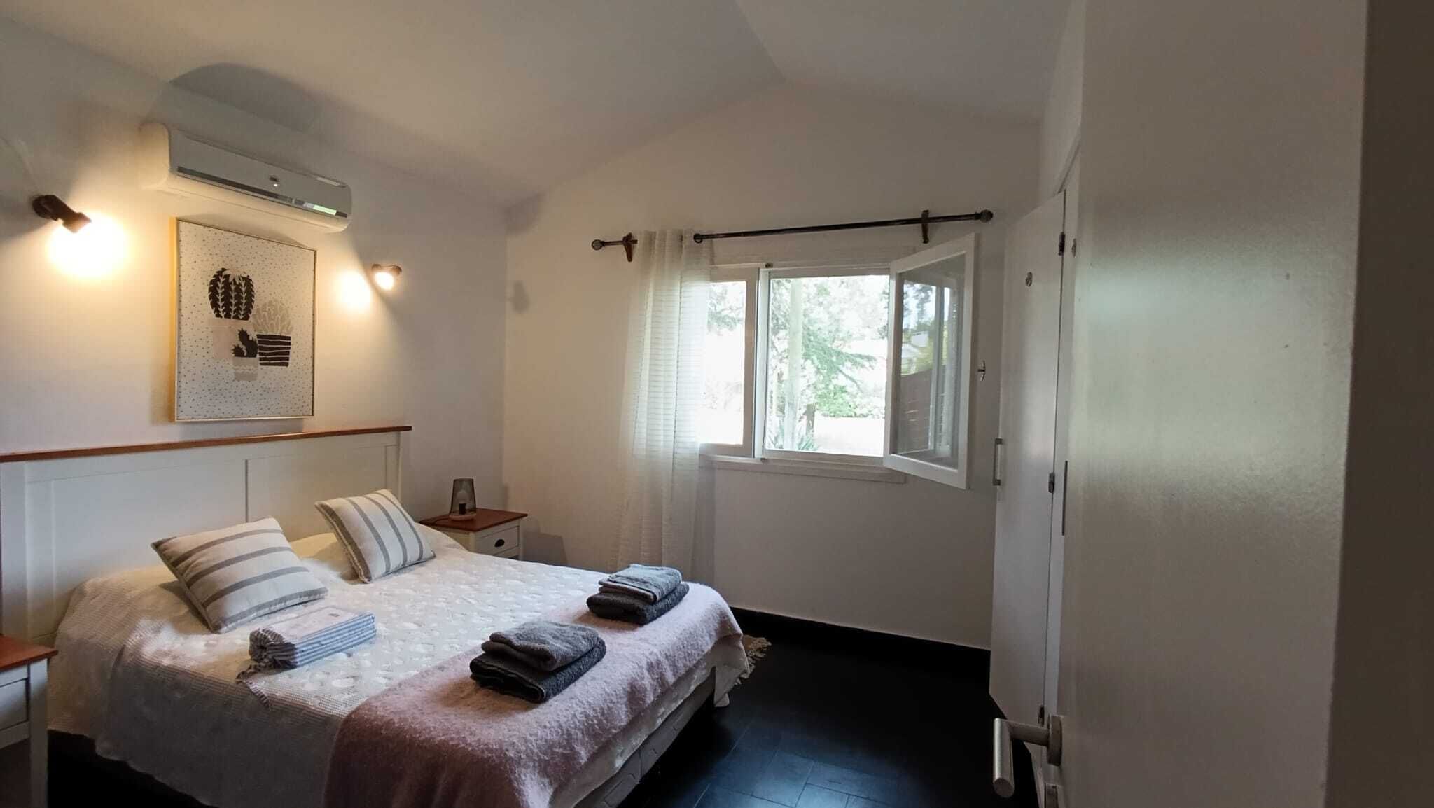 3 bedrooms, iron/ironing board, internet, bed sheets