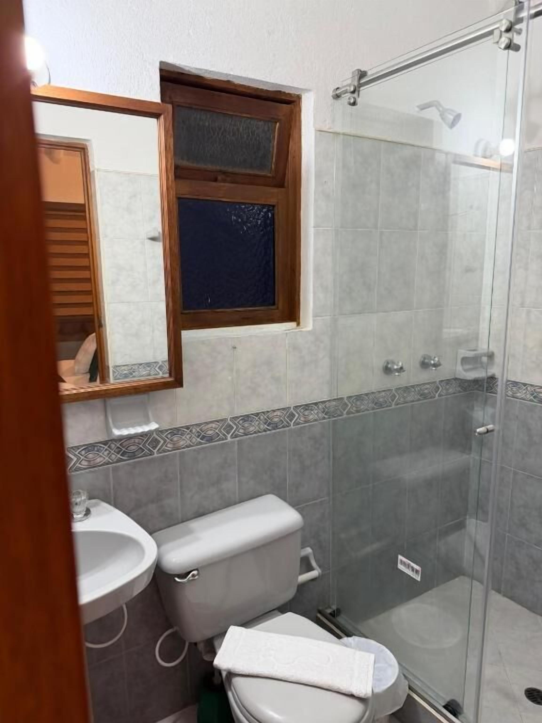 Ducha, toallas, jabón y champú