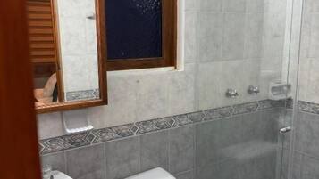 Ducha, toallas, jabón y champú