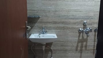 Deluxe Room, City View | Bathroom