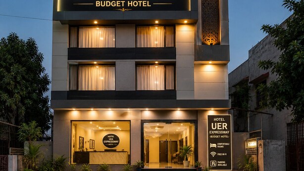 Et moderne hotel med et skilt, der viser 'Hotel UER Expressway Budget Hotel'.