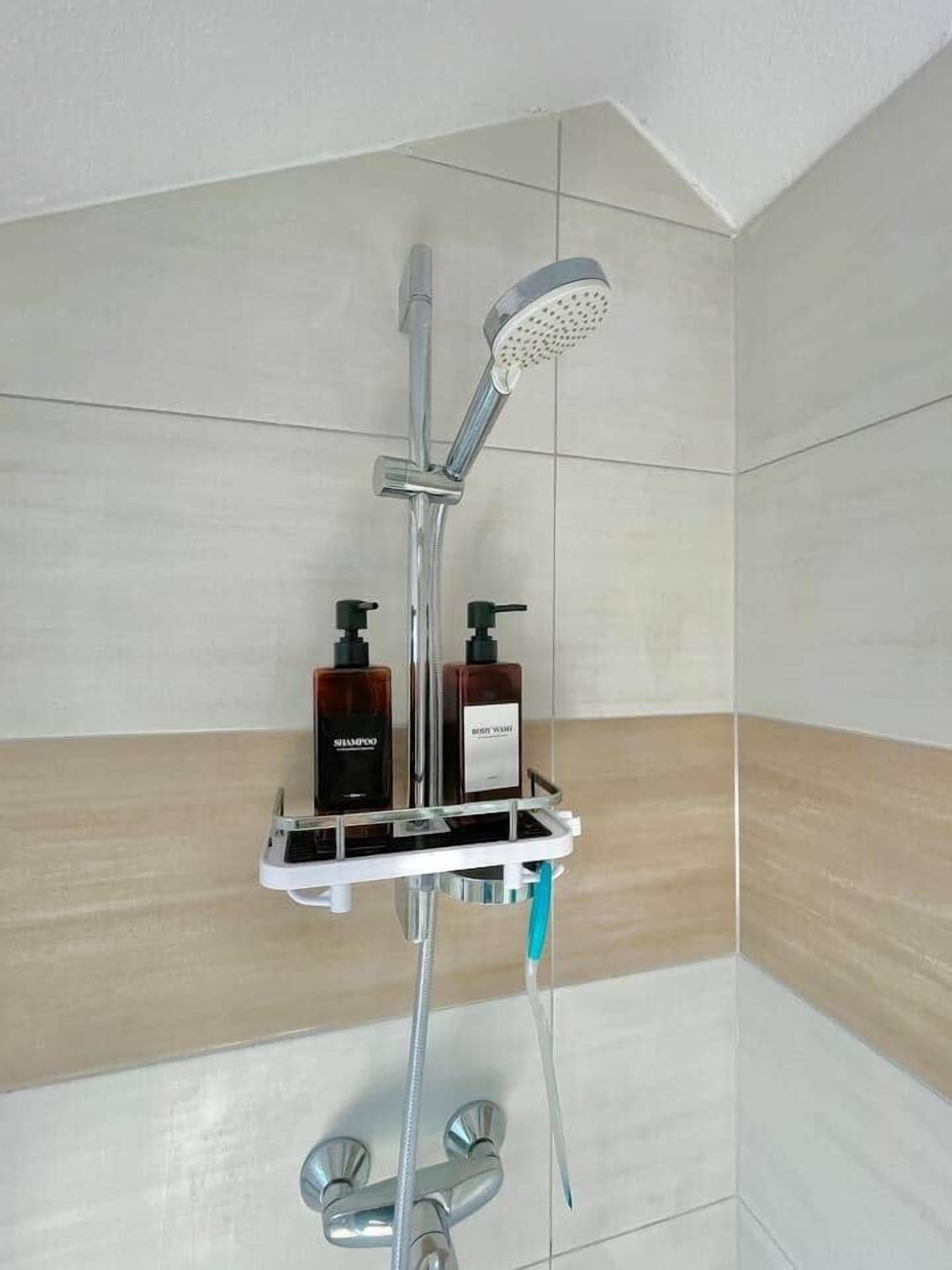 Sèche-cheveux, serviettes fournies, savon, shampoing