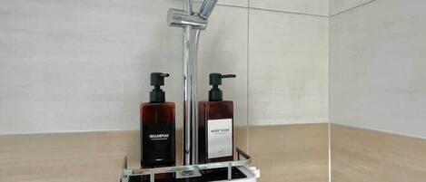 SĂšche-cheveux, serviettes fournies, savon, shampoing