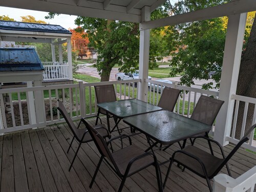 Close to downtown 2-bedroom apartment with private porch in Clear Lake