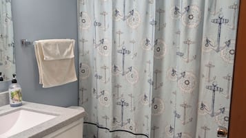 SĂšche-cheveux, serviettes fournies, savon, papier toilette