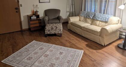 Close to downtown 2-bedroom apartment with private porch in Clear Lake