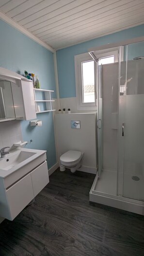 Een douche, toiletpapier