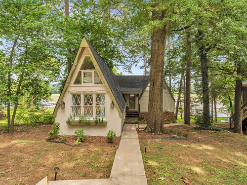 Updated Waterfront Cottage, Dock, Fishing, Kayaks