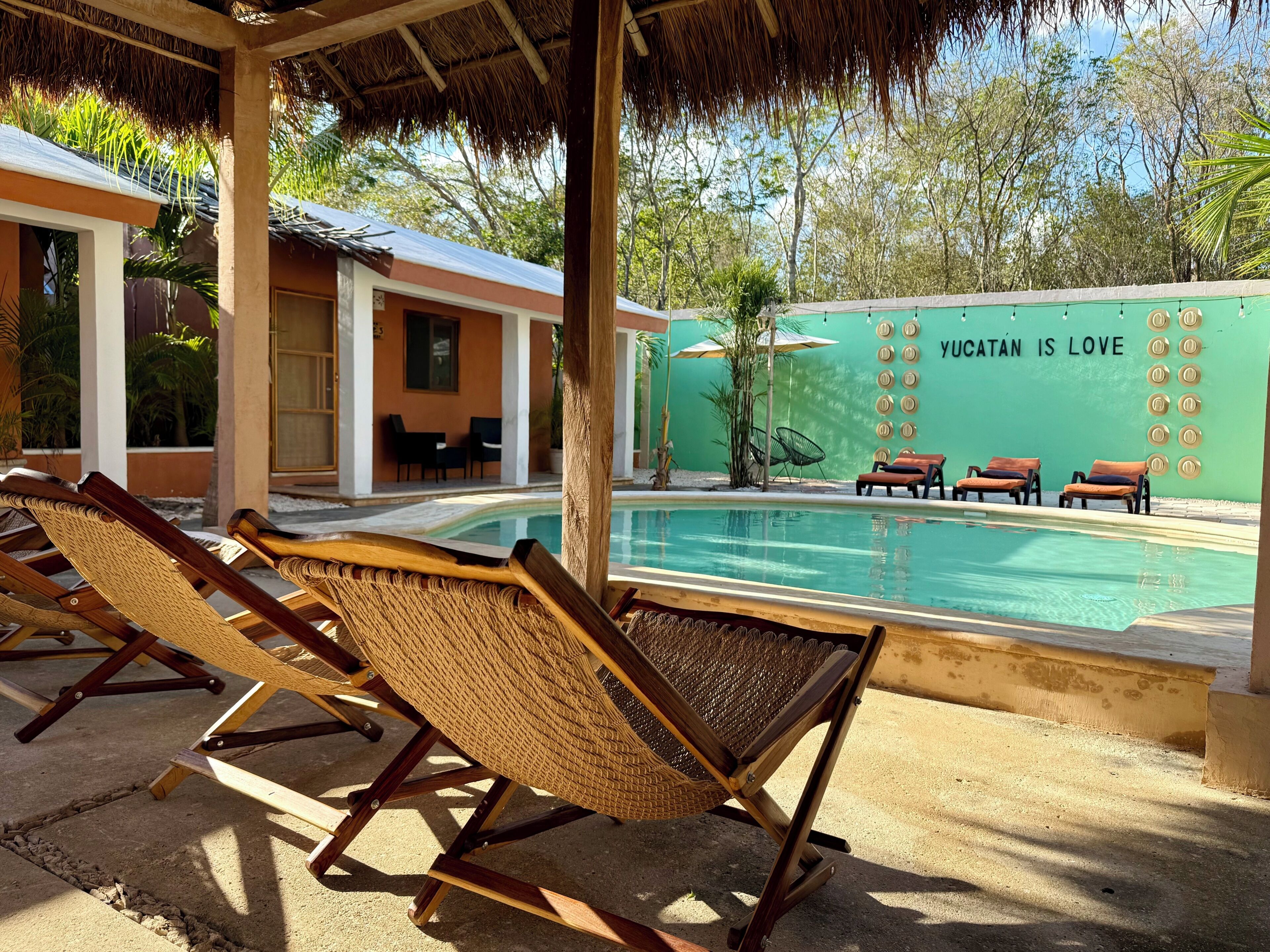 Una piscina al aire libre
