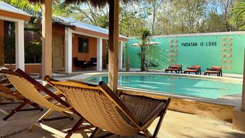 Una piscina al aire libre