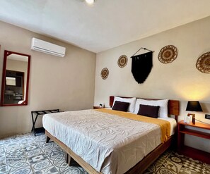 Habitación básica, vistas a la piscina | Wifi gratis