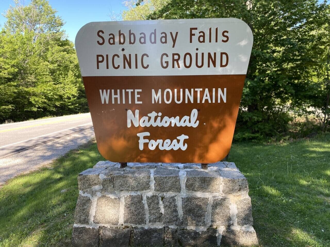 Un panneau indiquant l’emplacement du site de pique-nique de Sabbaday Falls, dans la forêt nationale de White Mountain.