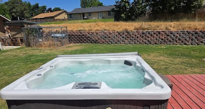 Renovated 3BR, 2BTH | Hot Tub!