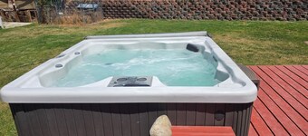 Renovated 3BR, 2BTH | Hot Tub!