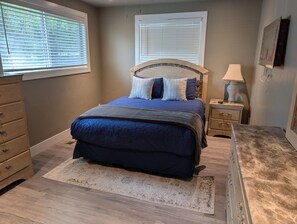 Iron/ironing board, travel cot, WiFi, bed sheets - Modern 3BR, 2BTH | Hot Tub, Patio & Prime Location (Boise)