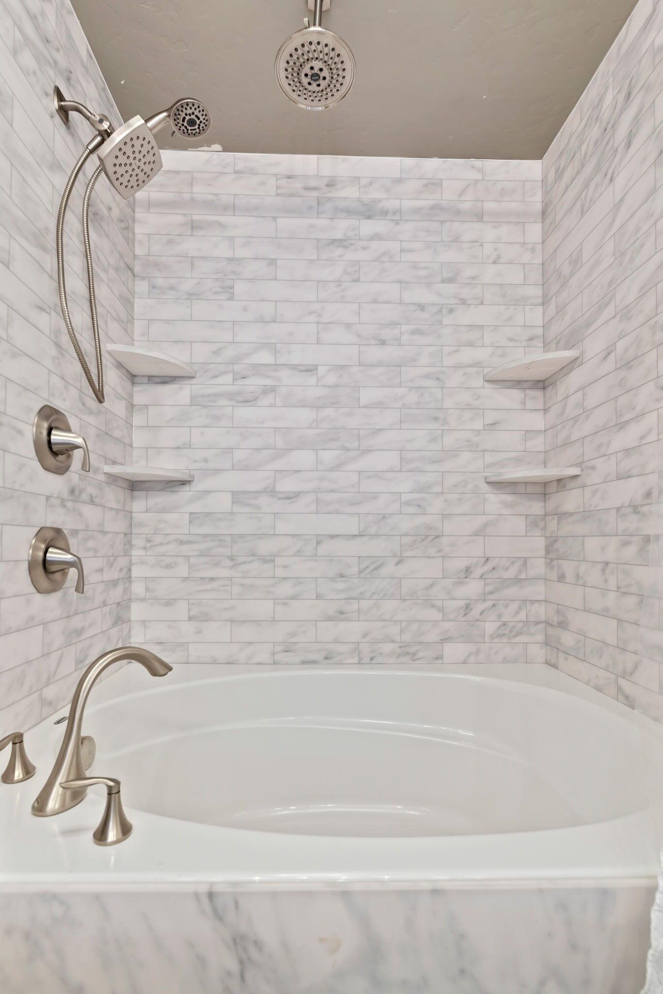 Douche, sèche-cheveux, bidet, serviettes fournies