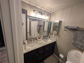 Regadera, secadora de cabello, bidet, toallas 