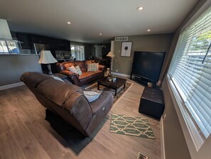 Smart TV, fireplace - Modern 3BR, 2BTH | Hot Tub, Patio & Prime Location (Boise)