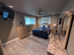 Tabla de planchar con plancha, cuna de viaje, wifi y ropa de cama 