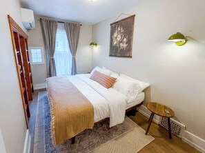 Een strijkplank/strijkijzer, wifi, beddengoed