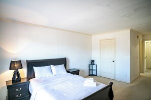 WiFi, bed sheets - Family-Friendly 4BR Gem: Games & Local Fun! (Carrollton)