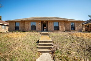 Exterior - Family-Friendly 4BR Gem: Games & Local Fun! (Carrollton)