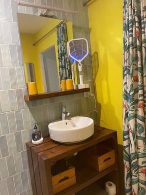 Douche, sèche-cheveux, serviettes fournies, savon