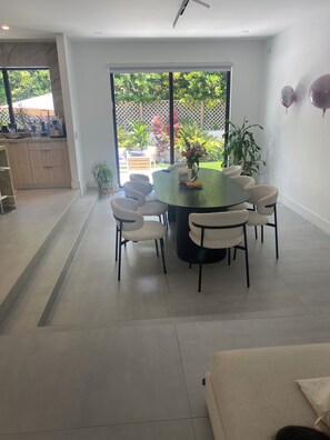 Dining - 4 bedroom house in the heart of Miami perfect for bigger groups and families! (Miami)