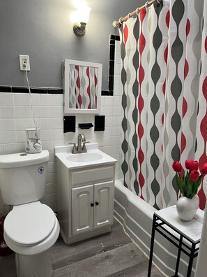 Ein Badezimmer mit Toilette, Waschbecken und Badewanne.