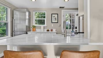 Coffee/tea maker, fridge, oven, stovetop