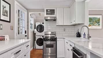 Coffee/tea maker, fridge, oven, stovetop