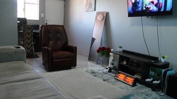 Apartemen, akses difabel, balkon | Ruang keluarga