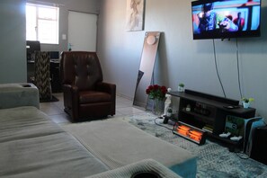 Apartment, barrierefrei, Balkon | Wohnzimmer