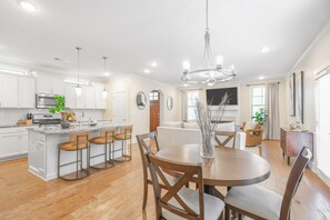 Dining - FIFA World Cup2026/ Modern 4 BR Home/7 Car parking/ East Atlanta (Atlanta)