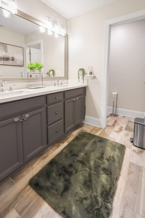 Shower, hair dryer, towels, soap - FIFA World Cup2026/ Modern 4 BR Home/7 Car parking/ East Atlanta (Atlanta)