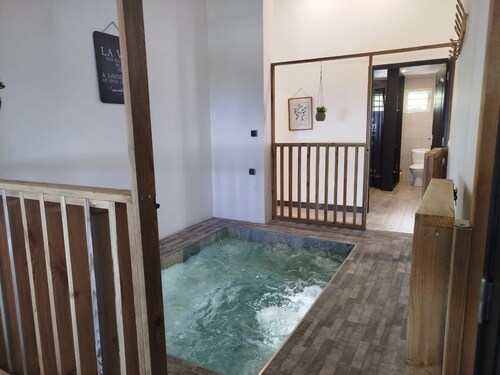 6 Bedroom Villa with Jacuzzi & Billiards - Saint-Joseph, Grand Coude, Reunion Island