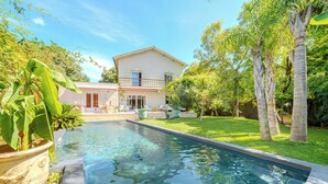 A swimming pool with a house in the background. - 12345677890 (Montpellier)