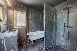 Shower, hair dryer, towels, soap - Vrbo Property (Montpellier)