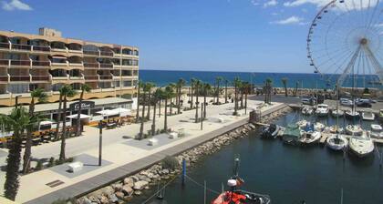 BRIGHT STUDIO WITH TERRACE FACING THE SEA AND MARINA