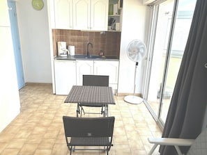 Fridge, microwave, stovetop, coffee/tea maker - BRIGHT STUDIO WITH TERRACE FACING THE SEA AND MARINA (Le Barcarès)