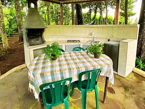 Outdoor dining - Spectacular Views in Ataco · Fire Pit & BBQ. (Tacuba)