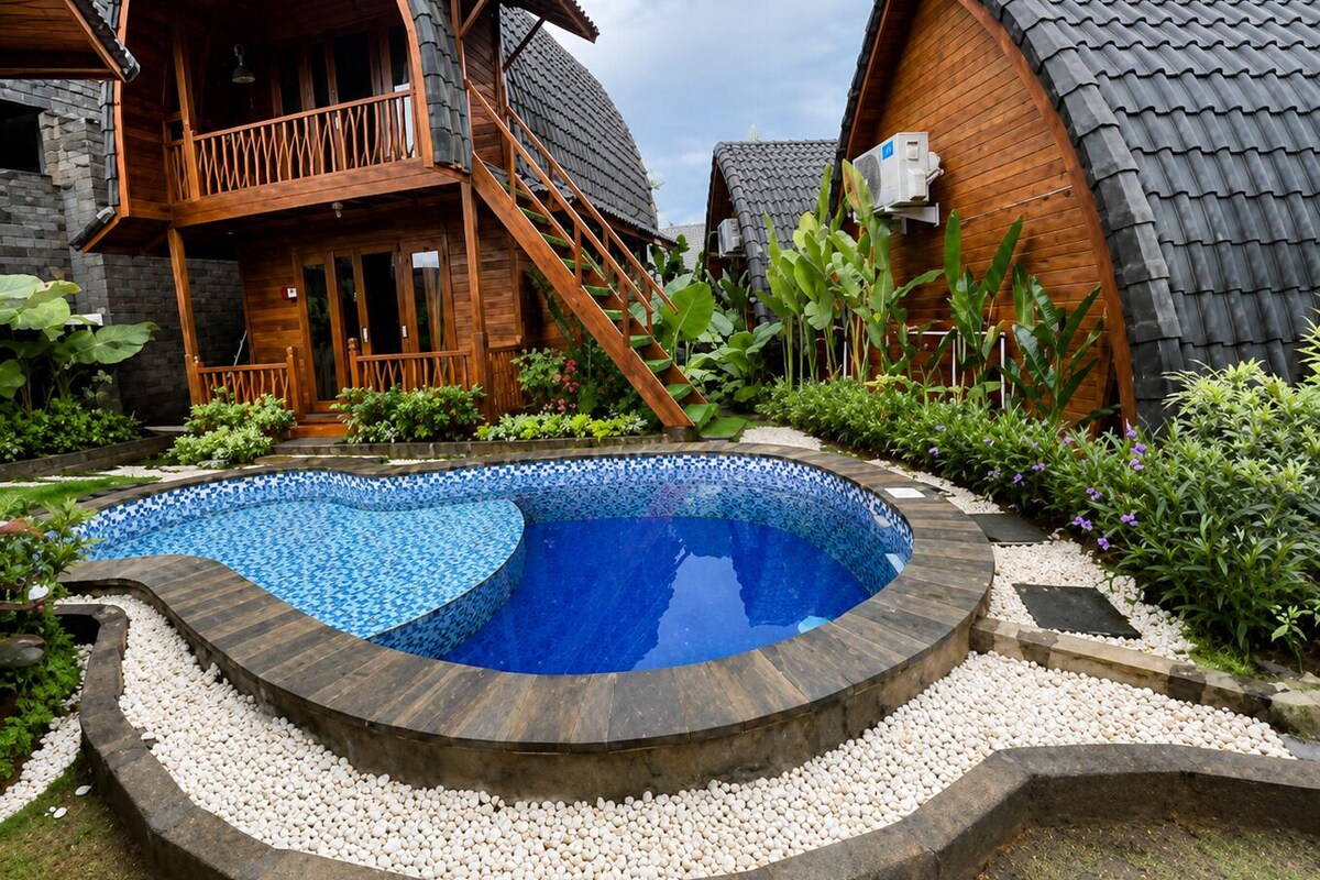 Ein Holzhaus mit Balkon, Schwimmbad und Garten.