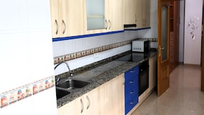 Cafeteira/chaleira, geladeira, micro-ondas, fogão